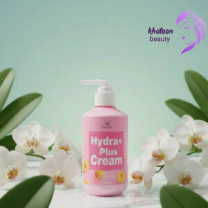 کرم هلو پمپی ۲۵۰ میل ساپکس یک مرطوب‌کنندهٔ کامل و مغذی برای انواع پوست است که با ترکیبی از عصاره طبیعی هلو و ویتامین E، رطوبت موردنیاز پوست را تأمین می‌کند و به آن لطافت، نرمی و شادابی می‌بخشد. این کرم با فرمول آبرسان Hydra+ Plus ساخته شده است؛ یعنی قدرت آبرسانی آن تنها لحظه‌ای نیست، بلکه می‌تواند رطوبت را در لایه‌های پوستی حفظ کرده و مانع از خشکی و زبری شود. اگر به‌دنبال یک کرم مرطوب‌کننده خوشبو، سبک، سریع‌الجذب و مناسب برای استفاده روزانه هستید، این محصول گزینه‌ای کاملاً ایده‌آل برای شماست. عصاره هلو به‌عنوان یکی از محبوب‌ترین ترکیبات مراقبت از پوست، خاصیت نرم‌کنندگی قوی دارد و میزان آب‌رسانی به بافت پوست را افزایش می‌دهد. بوی ملایم و دلنشین هلو نیز تجربه استفاده از این کرم را لذت‌بخش‌تر می‌کند و برای کسانی که به دنبال یک رایحه شیرین اما ملایم هستند، انتخابی فوق‌العاده محسوب می‌شود.