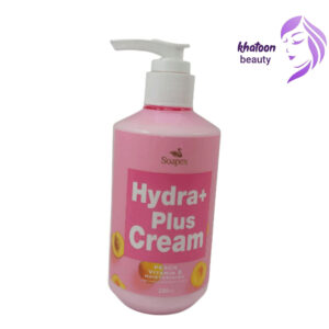 کرم هلو پمپی ۲۵۰ میل ساپکس یک مرطوب‌کنندهٔ کامل و مغذی برای انواع پوست است که با ترکیبی از عصاره طبیعی هلو و ویتامین E، رطوبت موردنیاز پوست را تأمین می‌کند و به آن لطافت، نرمی و شادابی می‌بخشد. این کرم با فرمول آبرسان Hydra+ Plus ساخته شده است؛ یعنی قدرت آبرسانی آن تنها لحظه‌ای نیست، بلکه می‌تواند رطوبت را در لایه‌های پوستی حفظ کرده و مانع از خشکی و زبری شود. اگر به‌دنبال یک کرم مرطوب‌کننده خوشبو، سبک، سریع‌الجذب و مناسب برای استفاده روزانه هستید، این محصول گزینه‌ای کاملاً ایده‌آل برای شماست. عصاره هلو به‌عنوان یکی از محبوب‌ترین ترکیبات مراقبت از پوست، خاصیت نرم‌کنندگی قوی دارد و میزان آب‌رسانی به بافت پوست را افزایش می‌دهد. بوی ملایم و دلنشین هلو نیز تجربه استفاده از این کرم را لذت‌بخش‌تر می‌کند و برای کسانی که به دنبال یک رایحه شیرین اما ملایم هستند، انتخابی فوق‌العاده محسوب می‌شود.